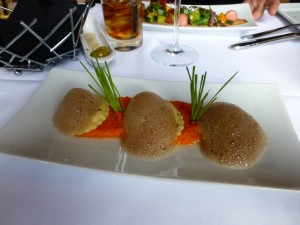 Ricotta-Erbsen ravioli with carrot puree and balsamico foam--Affare